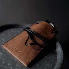 將圖片載入圖庫檢視器 DIFFUSER Tokyo // 掛繩皮革眼鏡袋