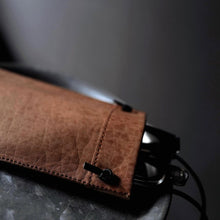 將圖片載入圖庫檢視器 DIFFUSER Tokyo // 掛繩皮革眼鏡袋