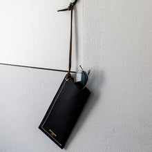 將圖片載入圖庫檢視器 DIFFUSER Tokyo // 荔枝皮繩掛式鏡袋